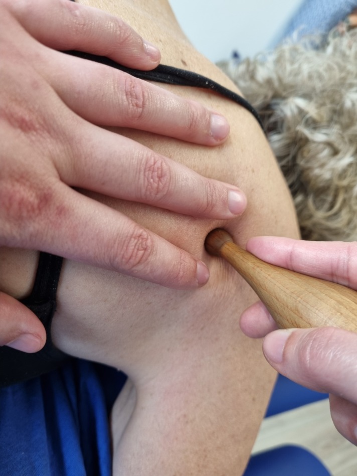 Triggerpunktmassage mit Triggerhölzli