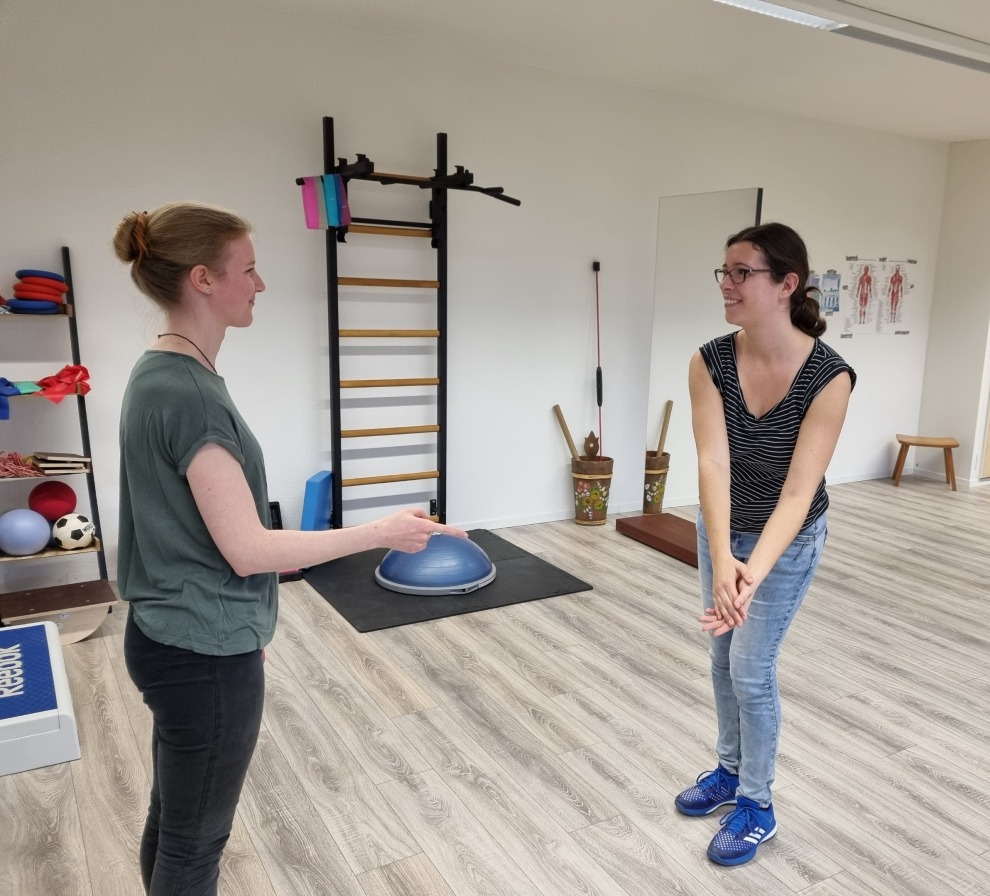 2 Frauen eine klatscht für die andere zeigt auf die klatschenden Hände für das neurozentriert Training